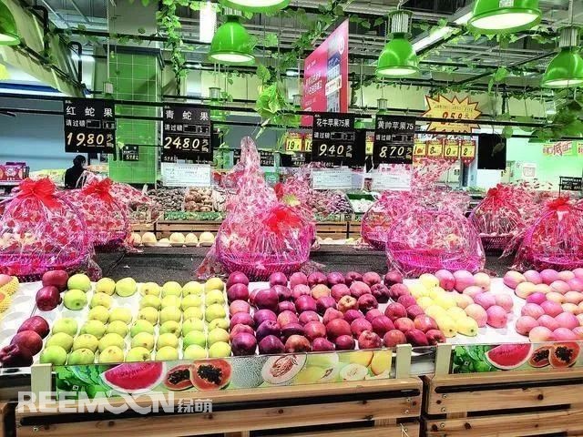 姹紫嫣紅的五月，既是時令鮮果陸續(xù)上市的節(jié)點，也是一些水果青黃不接的時候，但無論是什么水果，人們的需求總是很大。然而愛吃水果的市民會發(fā)現(xiàn)，這兩個月以來，許多水果價格高漲，像優(yōu)質(zhì)蘋果，一個價格都抵得上去年一市斤的售價了，連最普通的橘子、梨，價格都居高不下。價格飆升，市民直呼“吃不起”不少水果零售價格均比